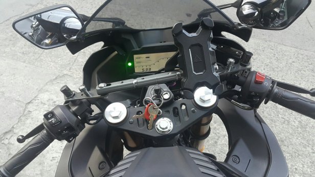 Yamaha YZF R15 V3 with Crossbar and Cellphone Holder with USB Port felxtremeblog.data.blog